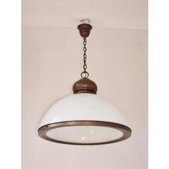 Górna część lampy – metalowy uchwyt i przewód